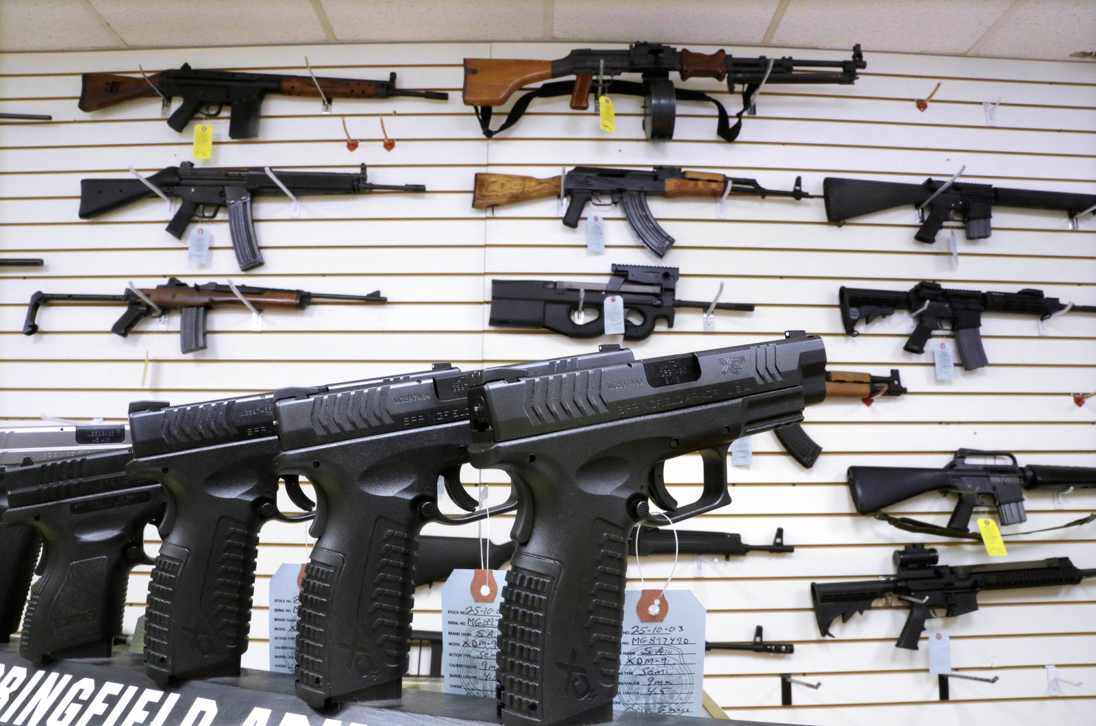 Los defensores de los derechos de armas están demandando por la prohibición  de armas de Illinois. Esto es lo que debe saber. - IPM Newsroom