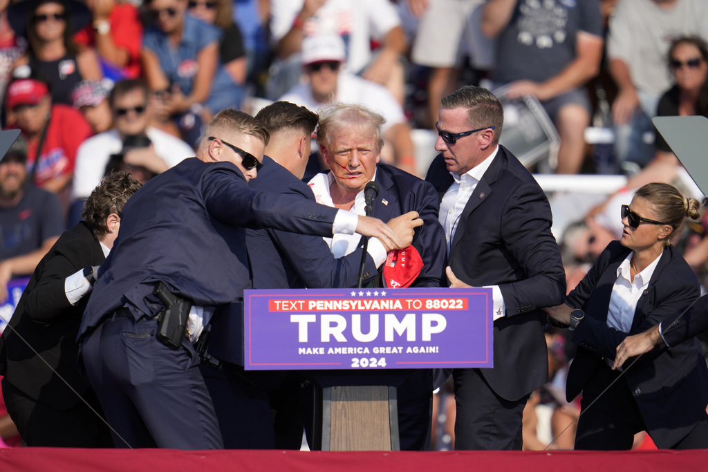Donald Trump surrounded by Secret Service