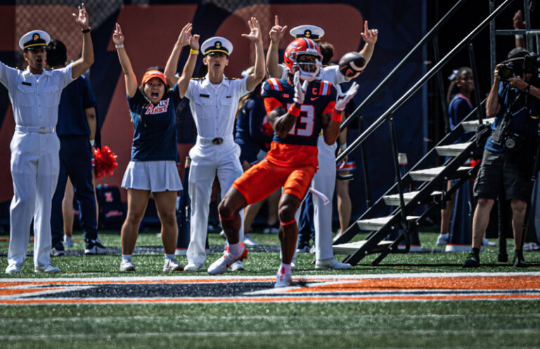 Pat Bryant catches 2 TDs, Ethan Moczulski kicks a school-record field goal as Illinois beats CMU